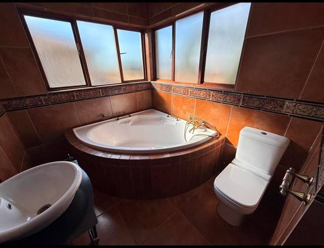 4 BEDROOM HOUSE FOR SALE IN ROOIHUISKRAAL NORTH